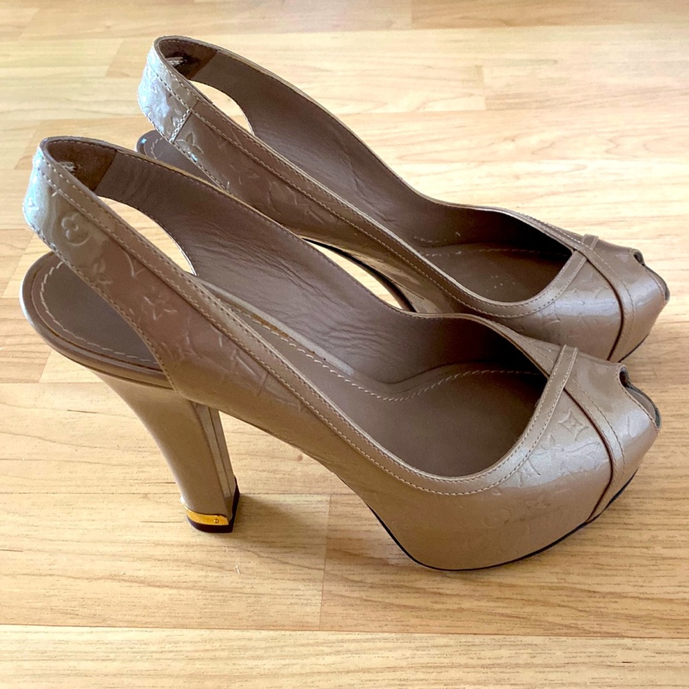 Louis Vuitton Poudre Champagne Monogram Vernis Leather Tamara Peep Toe Size 37.5